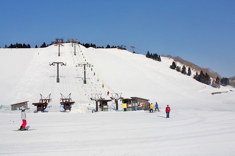 ゲレンデまで手ぶらで楽々安心レンタル 滋賀県の琵琶湖が一望できるスキー場 びわこ箱館山